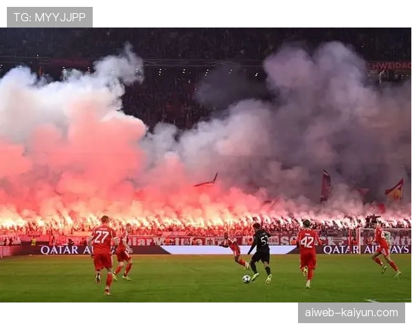 特写:慕尼黑安联球场雨战,球员在湿滑场地上奋力拼抢 特写:慕尼黑安联球场雨战,球员在湿滑场地上奋力拼抢